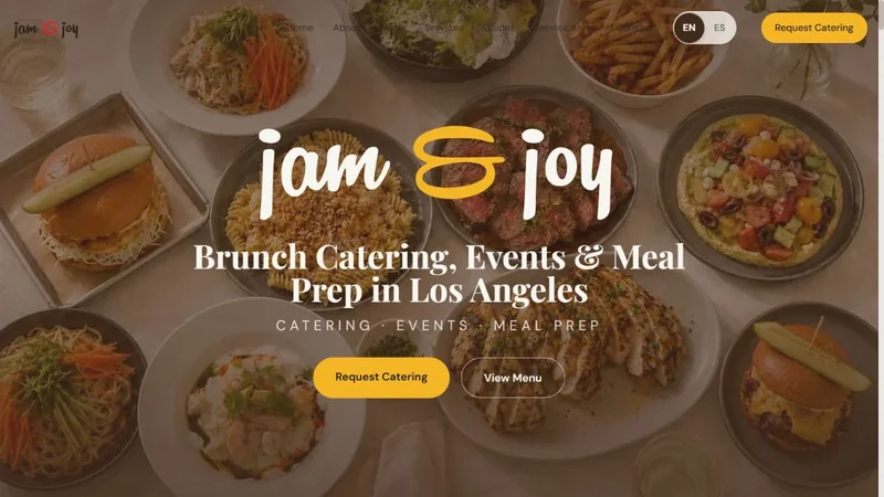 Sitio de Jam and Joy con una mesa de comida colorida y un botón amarillo para solicitar catering