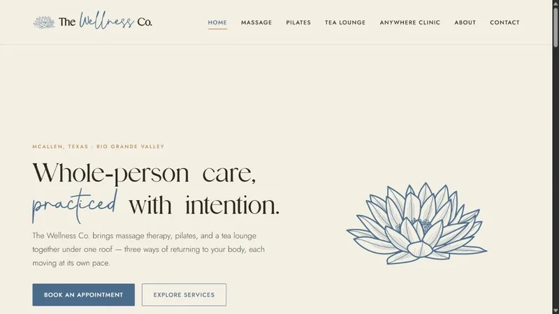 Sitio de The Wellness Co. con tipografía elegante e ilustración de una flor de loto azul