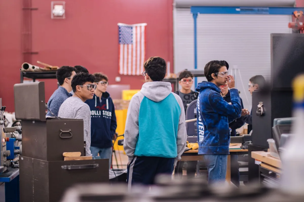 Estudiantes con lentes de seguridad en un taller práctico